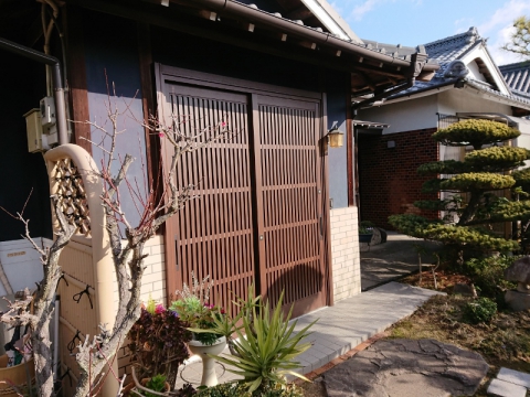 【坂出川津町店】古くなった玄関引戸を庭木となじむ引戸に取替えました
